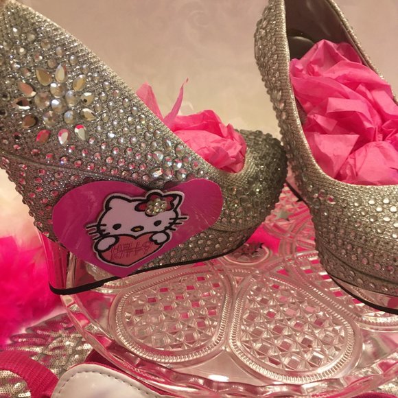 Gorgeous vinatge shoes covered in crystals with hello kitty details! - Picture 9 of 9